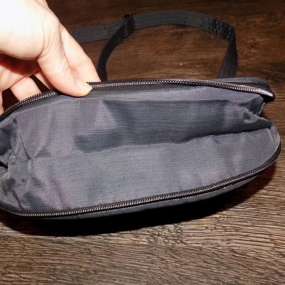 Lug Swivel Crossbody Bag Womens Small‎ Grey Excellent Quilted Travel Organizer